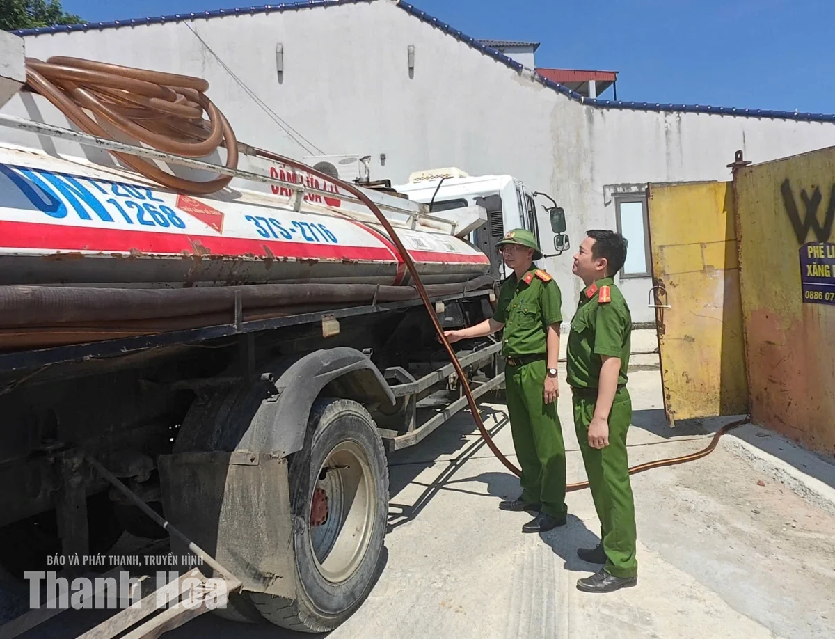 Phát hiện cơ sở thu mua phế liệu có dấu hiệu kinh doanh dầu không phép