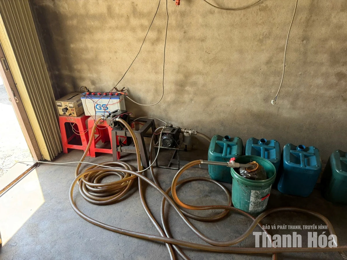 Phát hiện cơ sở thu mua phế liệu có dấu hiệu kinh doanh dầu không phép