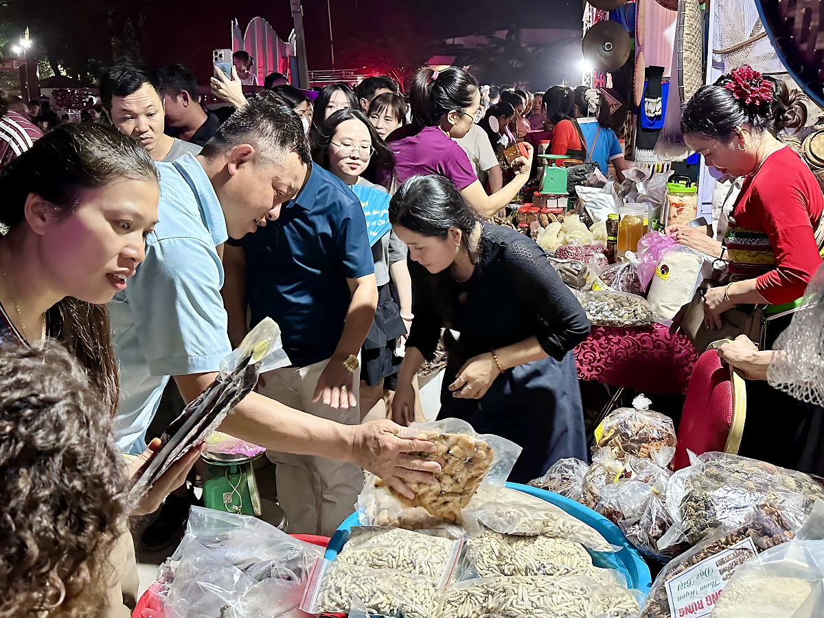 Khai mạc Liên hoan Văn nghệ dân gian - Phiên chợ vùng cao năm 2026