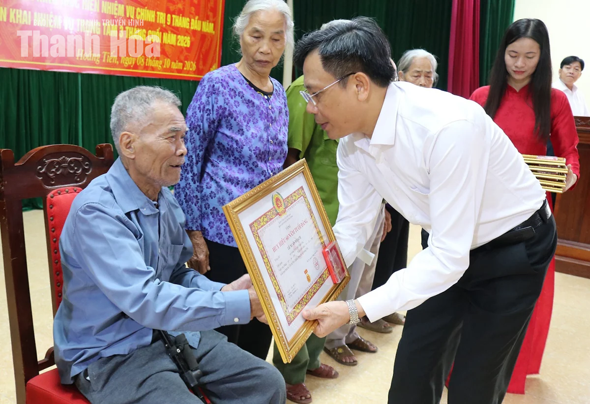 Đảng bộ xã Hoằng Tiến trao Huy hiệu Đảng cho 55 đảng viên