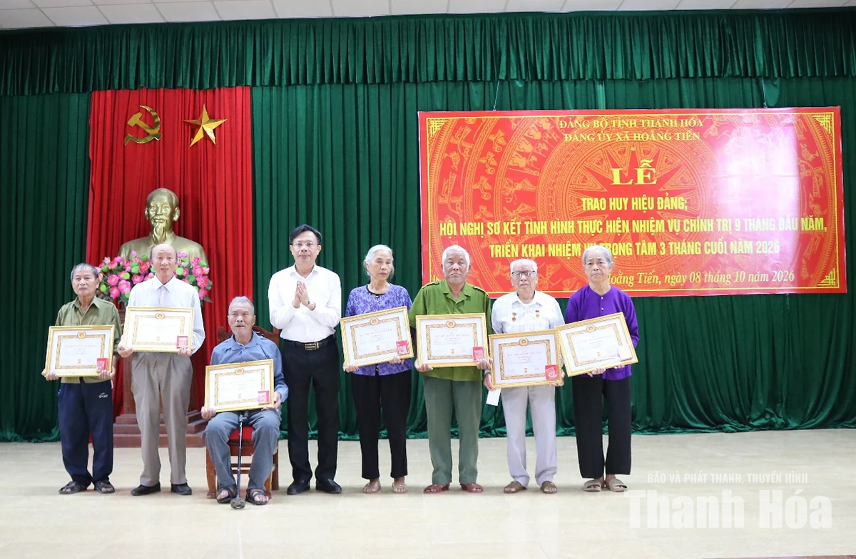 Đảng bộ xã Hoằng Tiến trao Huy hiệu Đảng cho 55 đảng viên