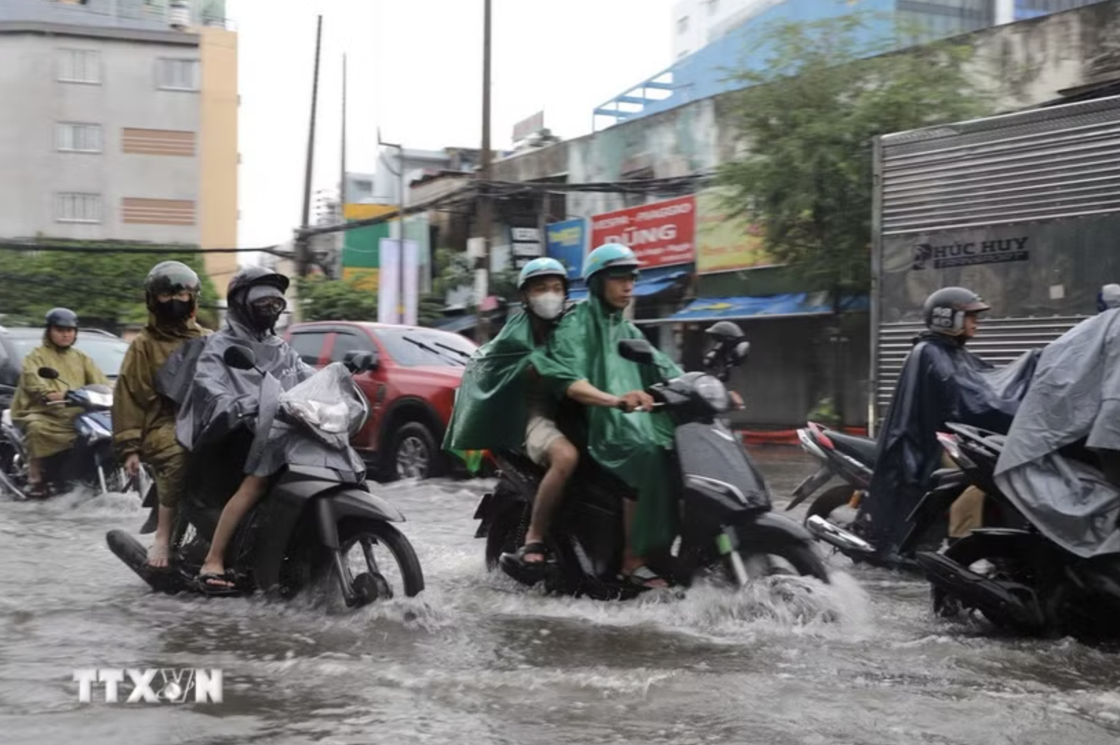 Thời tiết ngày 9/10: Mưa trên diện rộng, biển động mạnh