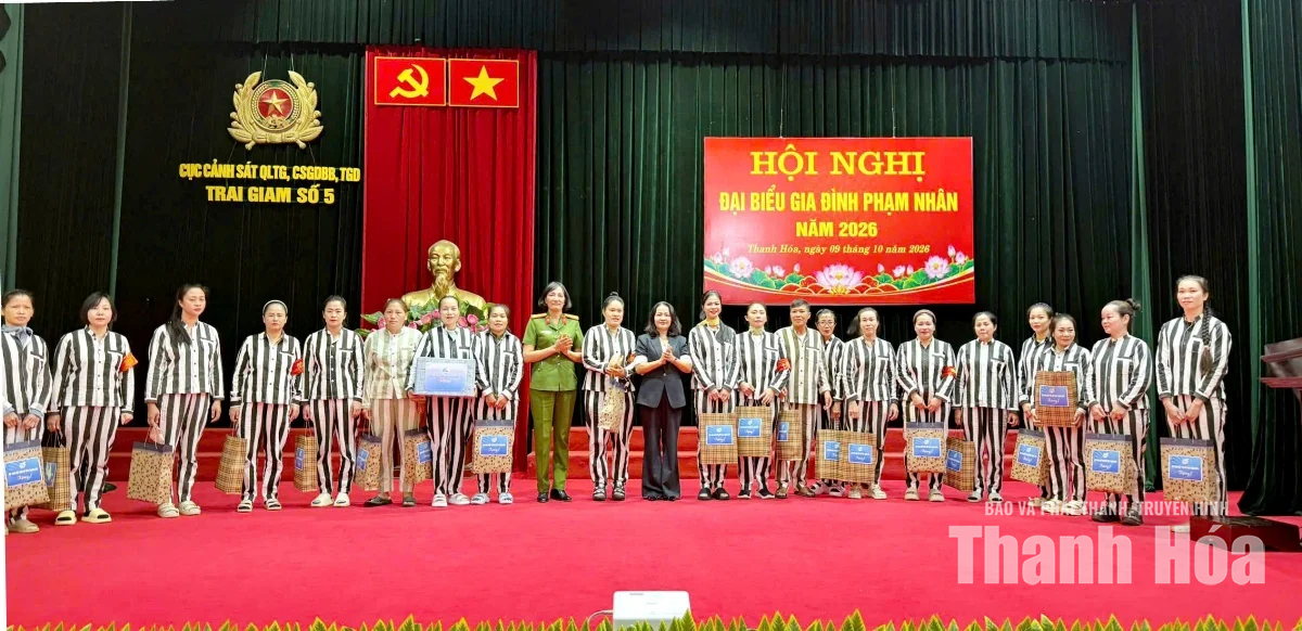 Tặng quà nữ phạm nhân nhân Ngày Phụ nữ Việt Nam