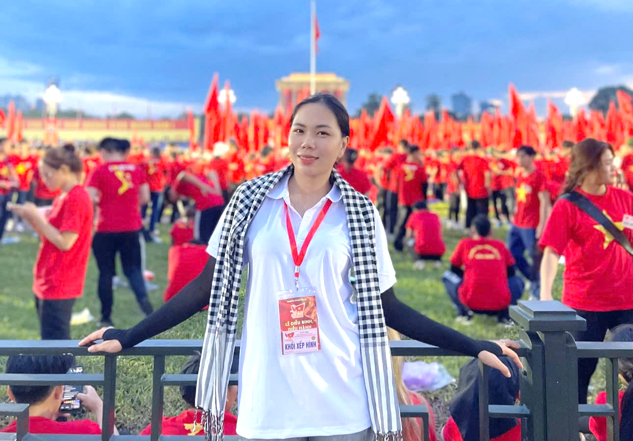 Nữ thạc sĩ tình nguyện nhập ngũ
