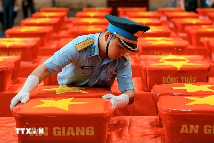 Máy bay quân sự đưa hơn 8.450 mẫu hài cốt liệt sỹ ra Hà Nội giám định ADN
