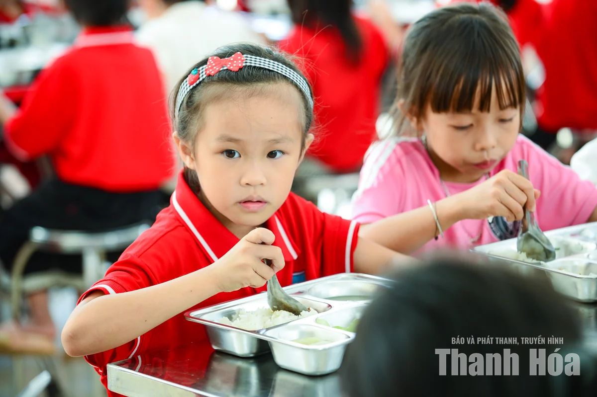 Những bữa cơm ấm lòng học sinh vùng cao biên giới Yên Khương