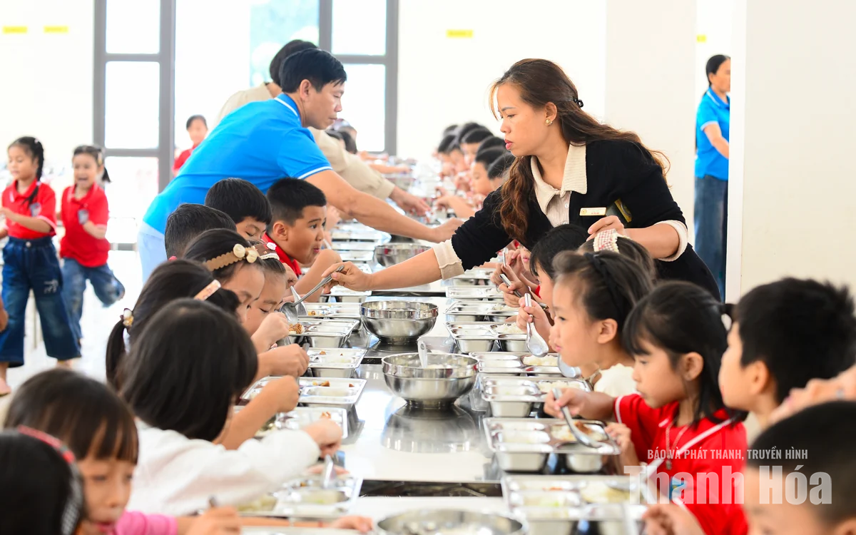 Những bữa cơm ấm lòng học sinh vùng cao biên giới Yên Khương