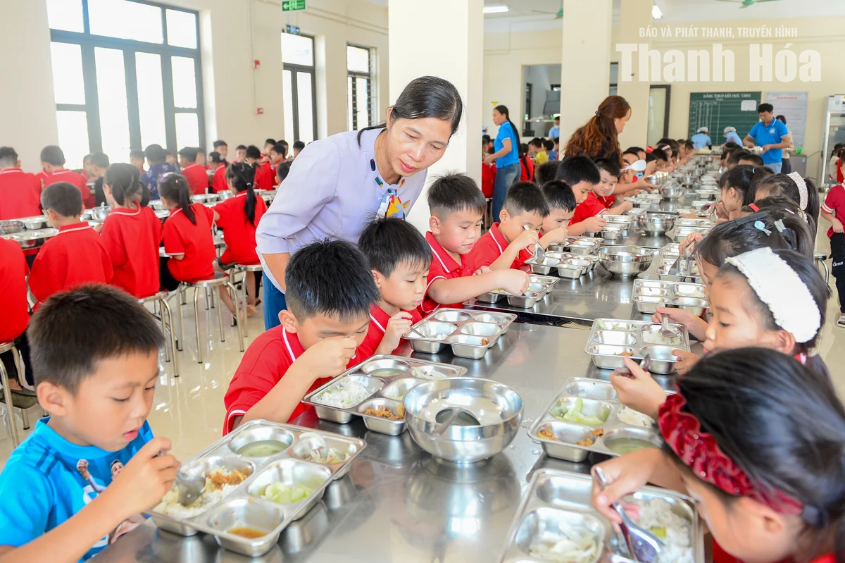 Những bữa cơm ấm lòng học sinh vùng cao biên giới Yên Khương