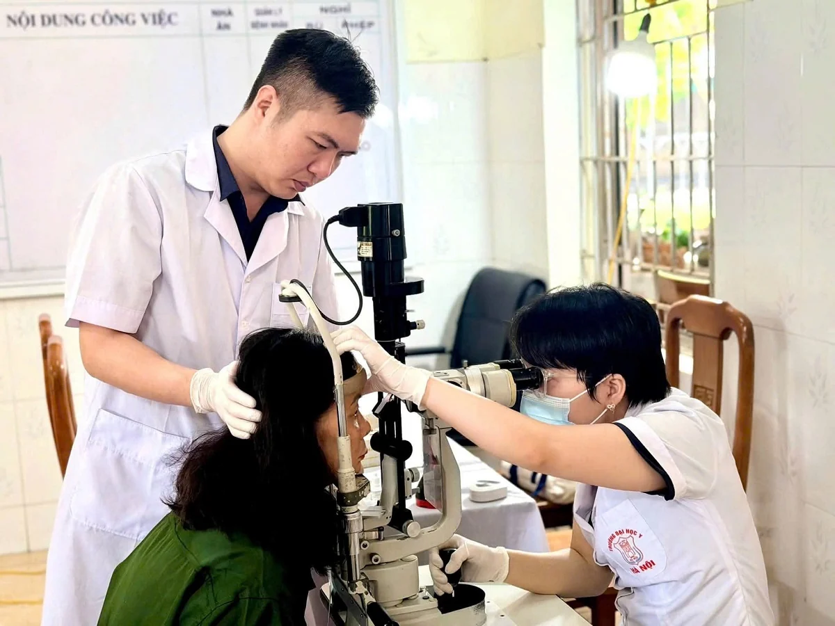Quan tâm chăm sóc sức khỏe mắt cho người cao tuổi, người có công