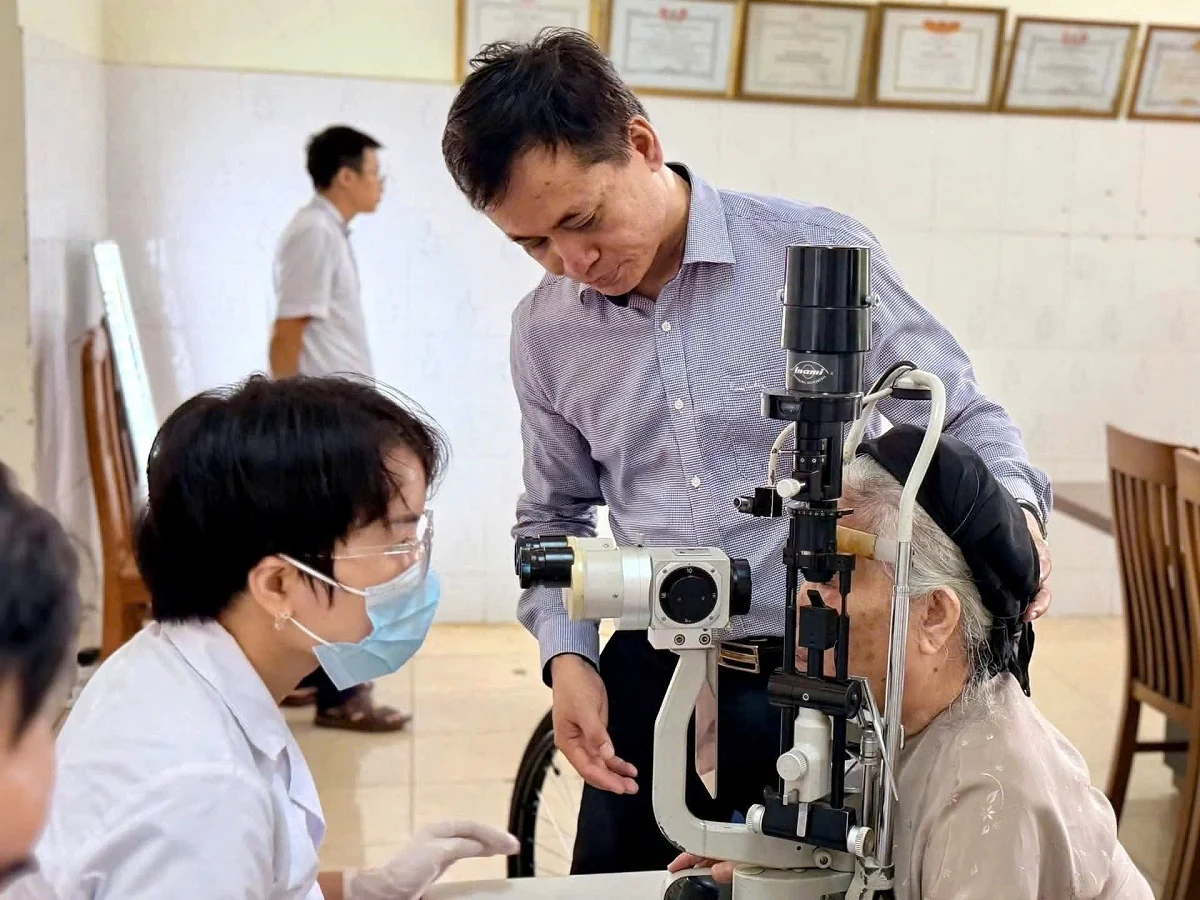 Quan tâm chăm sóc sức khỏe mắt cho người cao tuổi, người có công