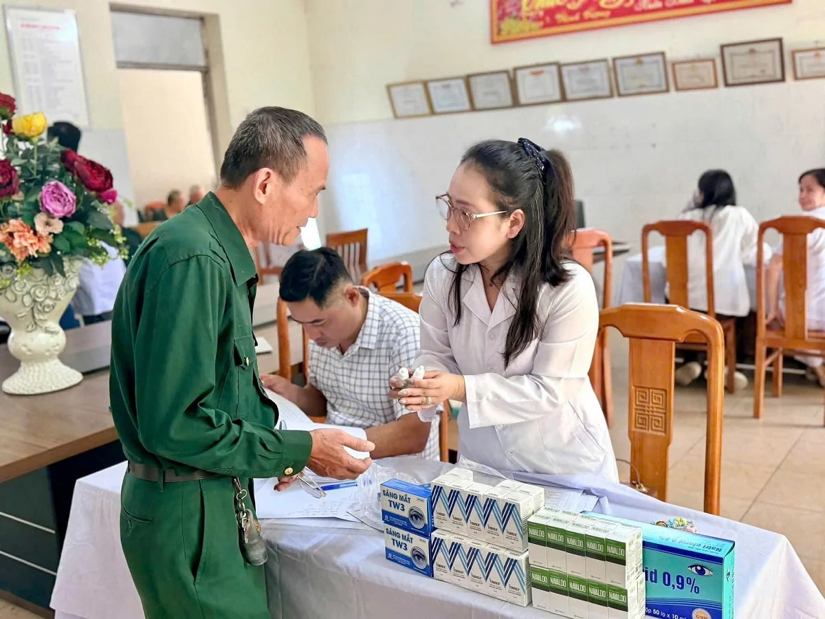 Quan tâm chăm sóc sức khỏe mắt cho người cao tuổi, người có công