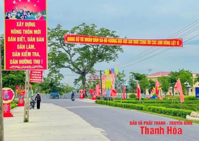 Hồ Vương rực rỡ cờ hoa chào mừng ngày Đại hội đại biểu Đảng bộ xã