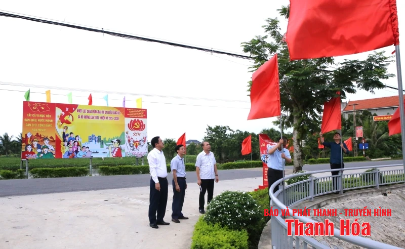 Hồ Vương rực rỡ cờ hoa chào mừng ngày Đại hội đại biểu Đảng bộ xã