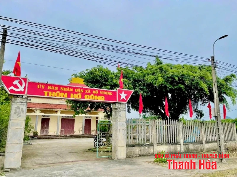 Hồ Vương rực rỡ cờ hoa chào mừng ngày Đại hội đại biểu Đảng bộ xã