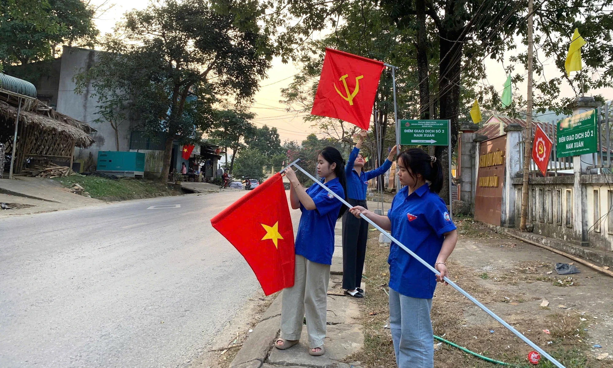 Màu áo xanh tình nguyện hướng về ngày hội lớn của đất nước