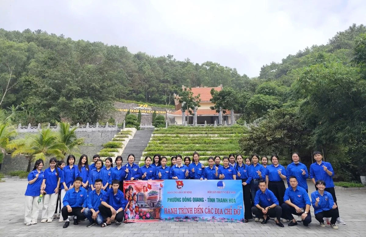 Màu áo xanh tình nguyện hướng về ngày hội lớn của đất nước