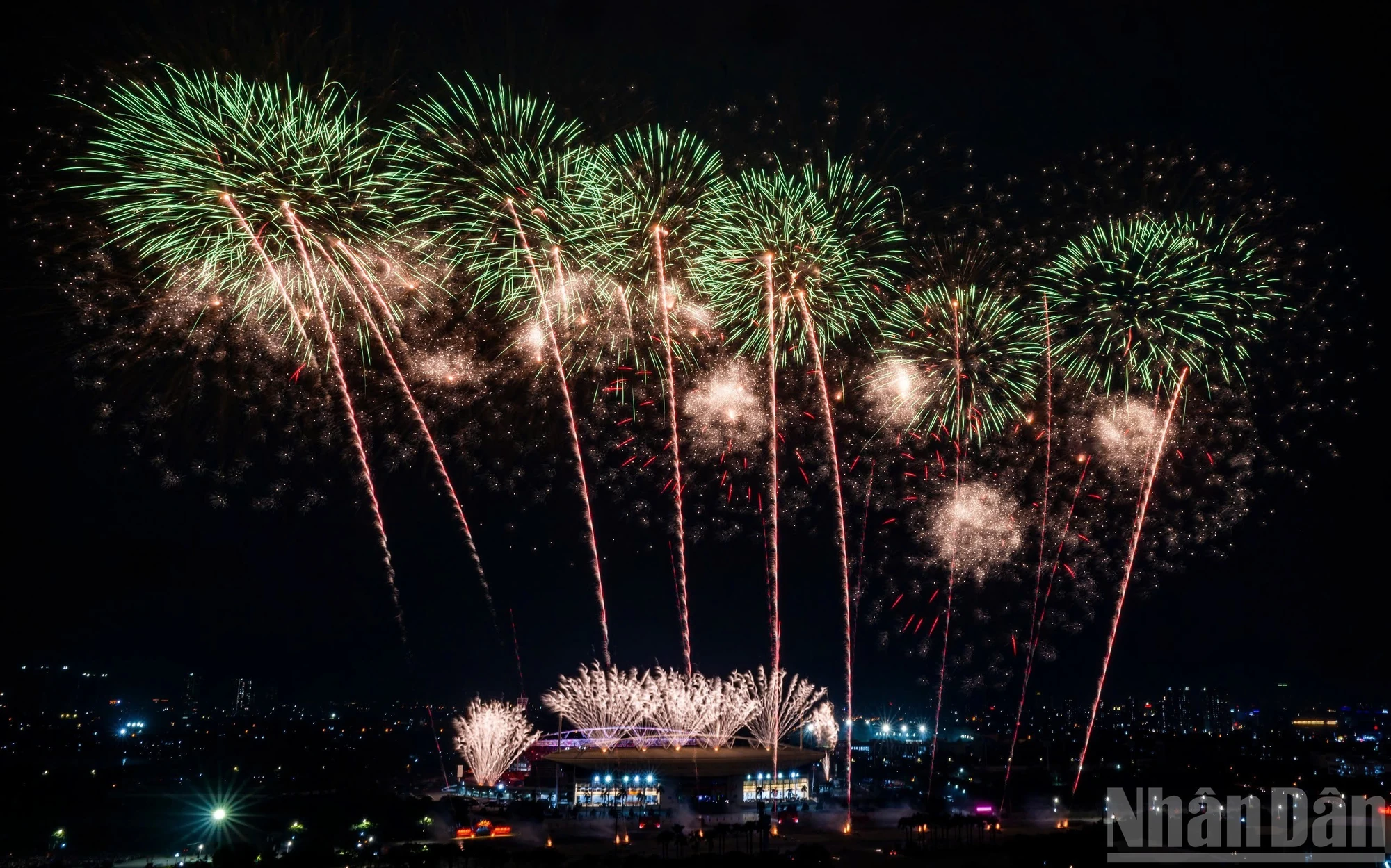 Mãn nhãn màn pháo hoa trên bầu trời Hà Nội mừng Đại hội XIV của Đảng thành công rực rỡ