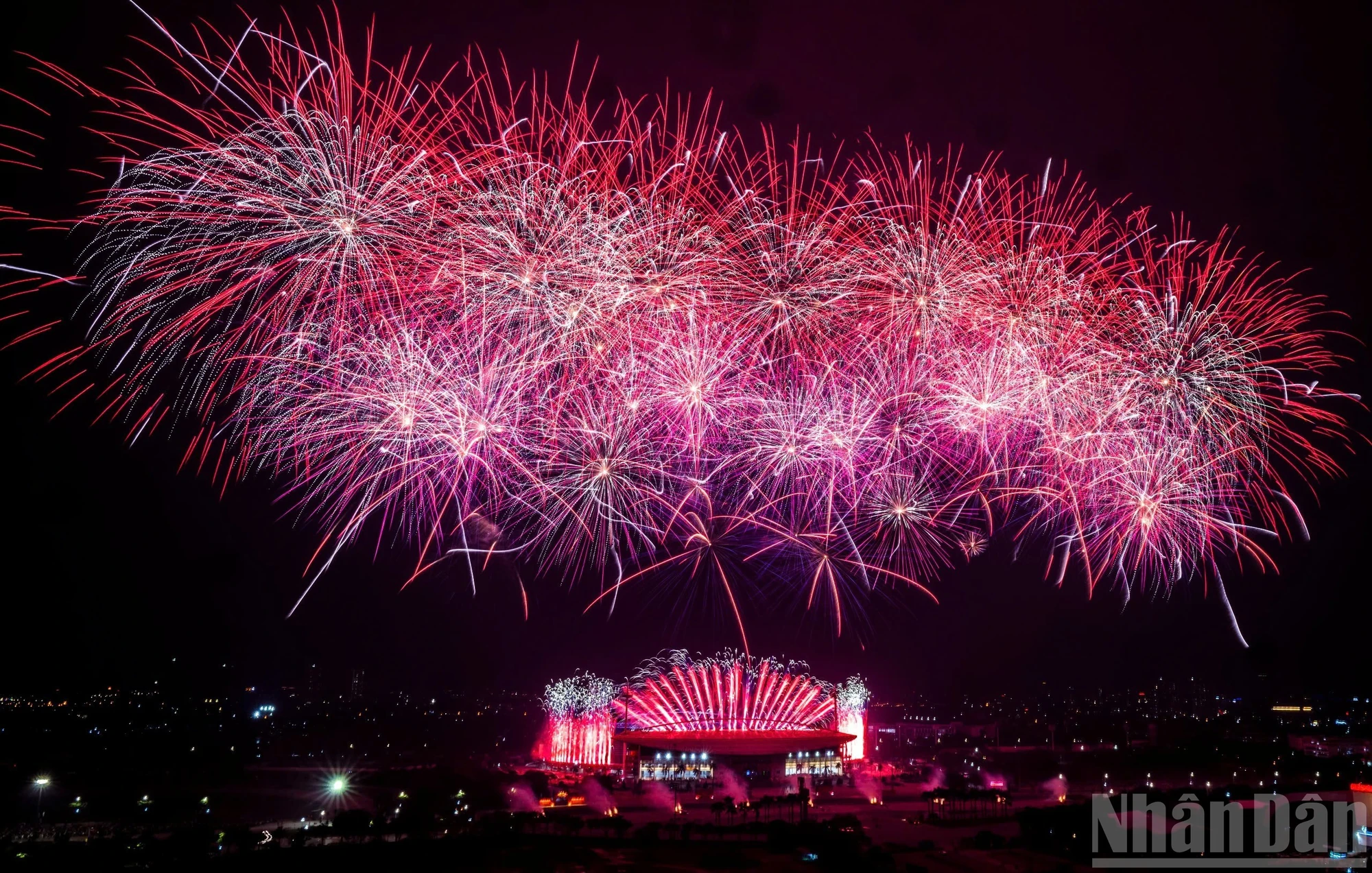 Mãn nhãn màn pháo hoa trên bầu trời Hà Nội mừng Đại hội XIV của Đảng thành công rực rỡ