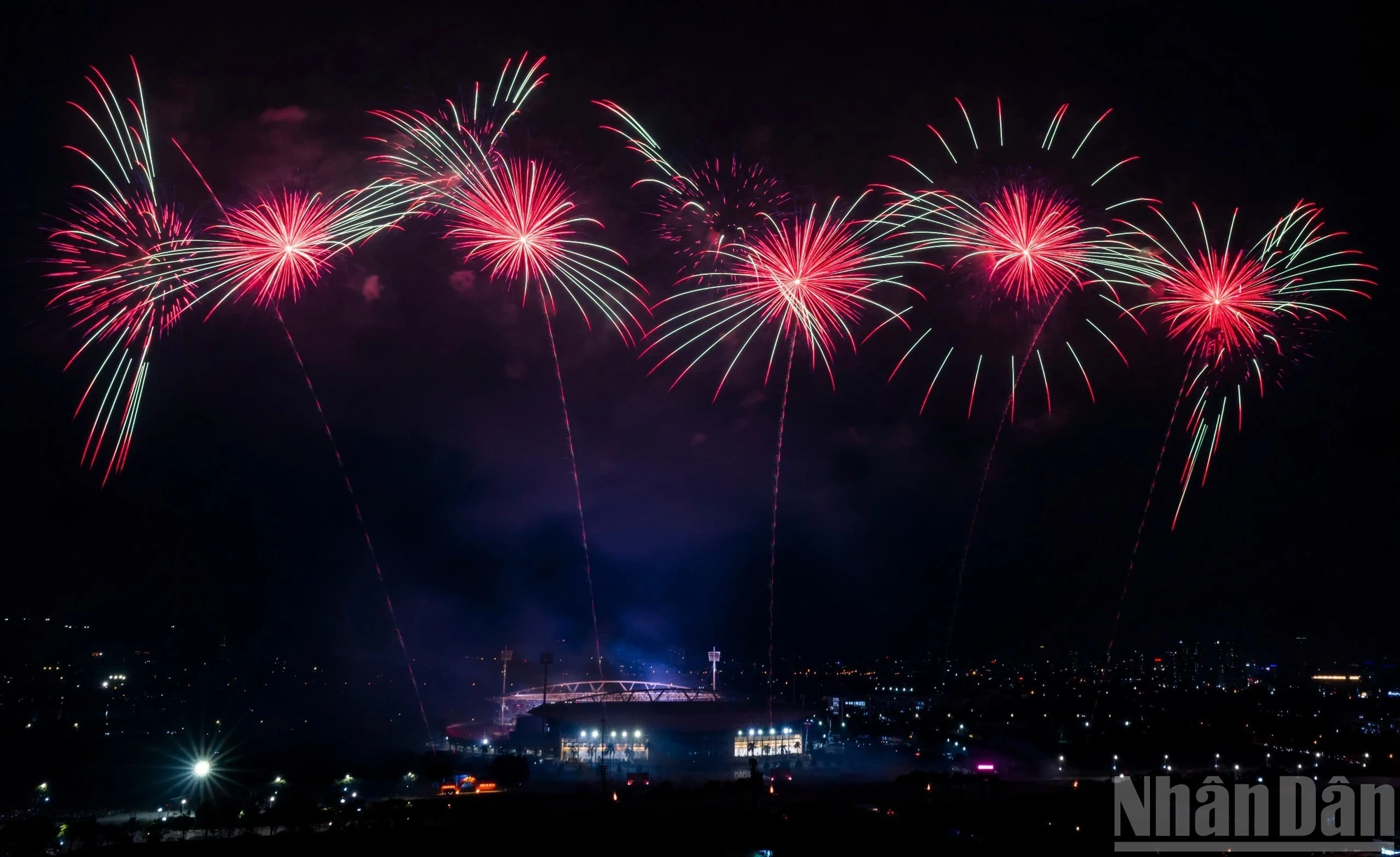 Mãn nhãn màn pháo hoa trên bầu trời Hà Nội mừng Đại hội XIV của Đảng thành công rực rỡ