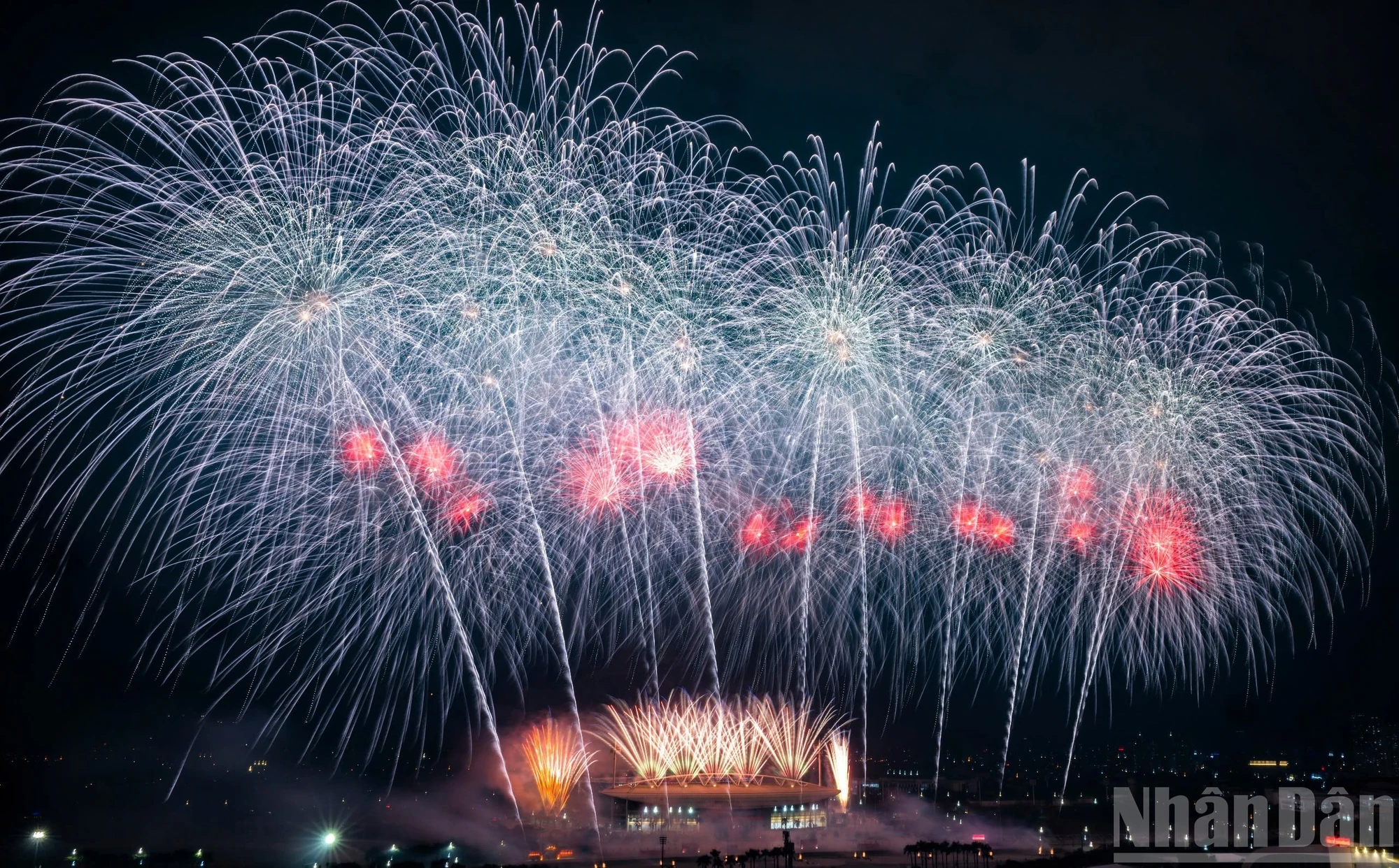 Mãn nhãn màn pháo hoa trên bầu trời Hà Nội mừng Đại hội XIV của Đảng thành công rực rỡ