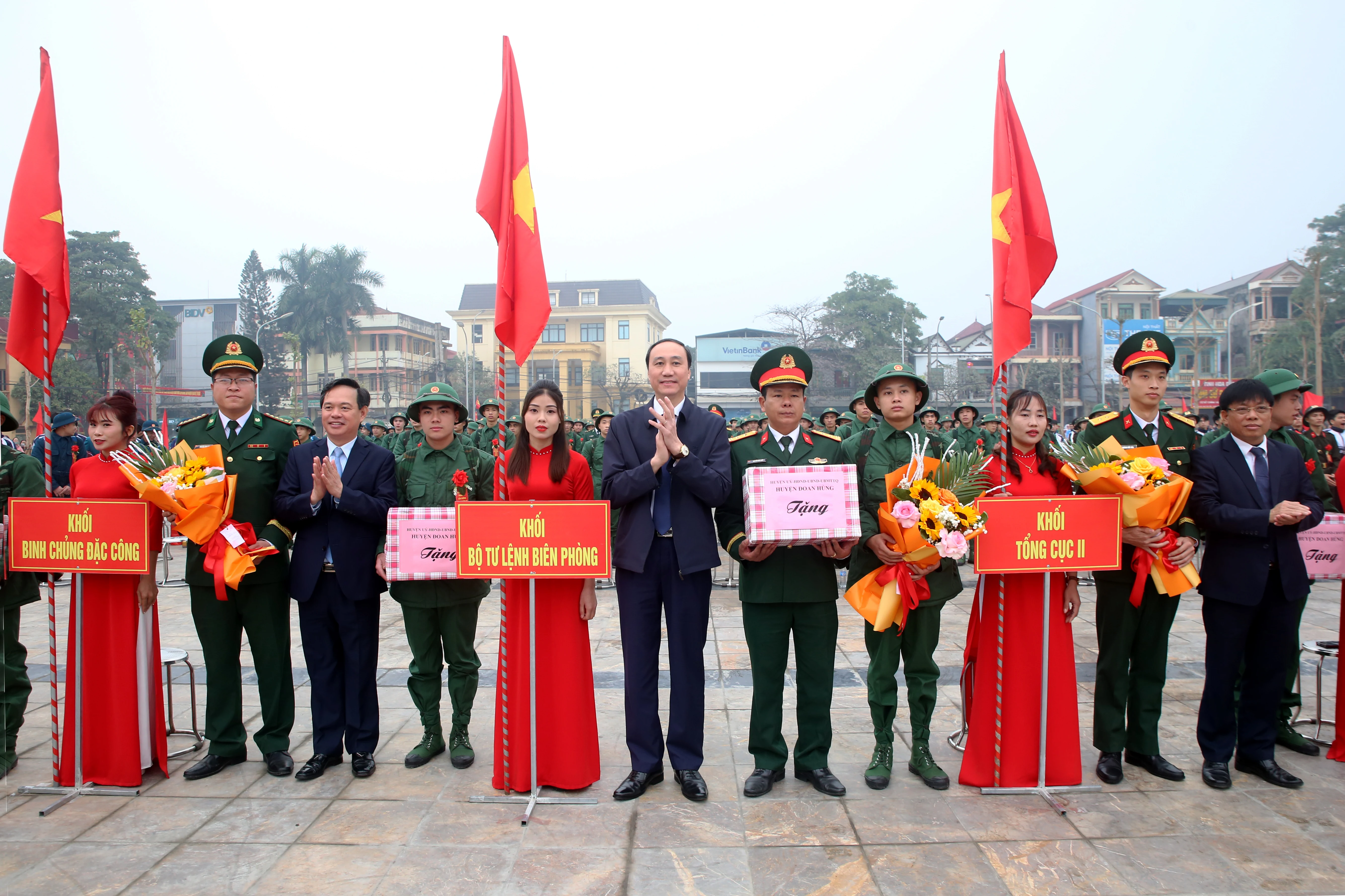 The Standing Deputy Secretary of the Provincial Party Committee, Phung Khanh Tai, attends the Military Recruitment Ceremony in Doan Hung District