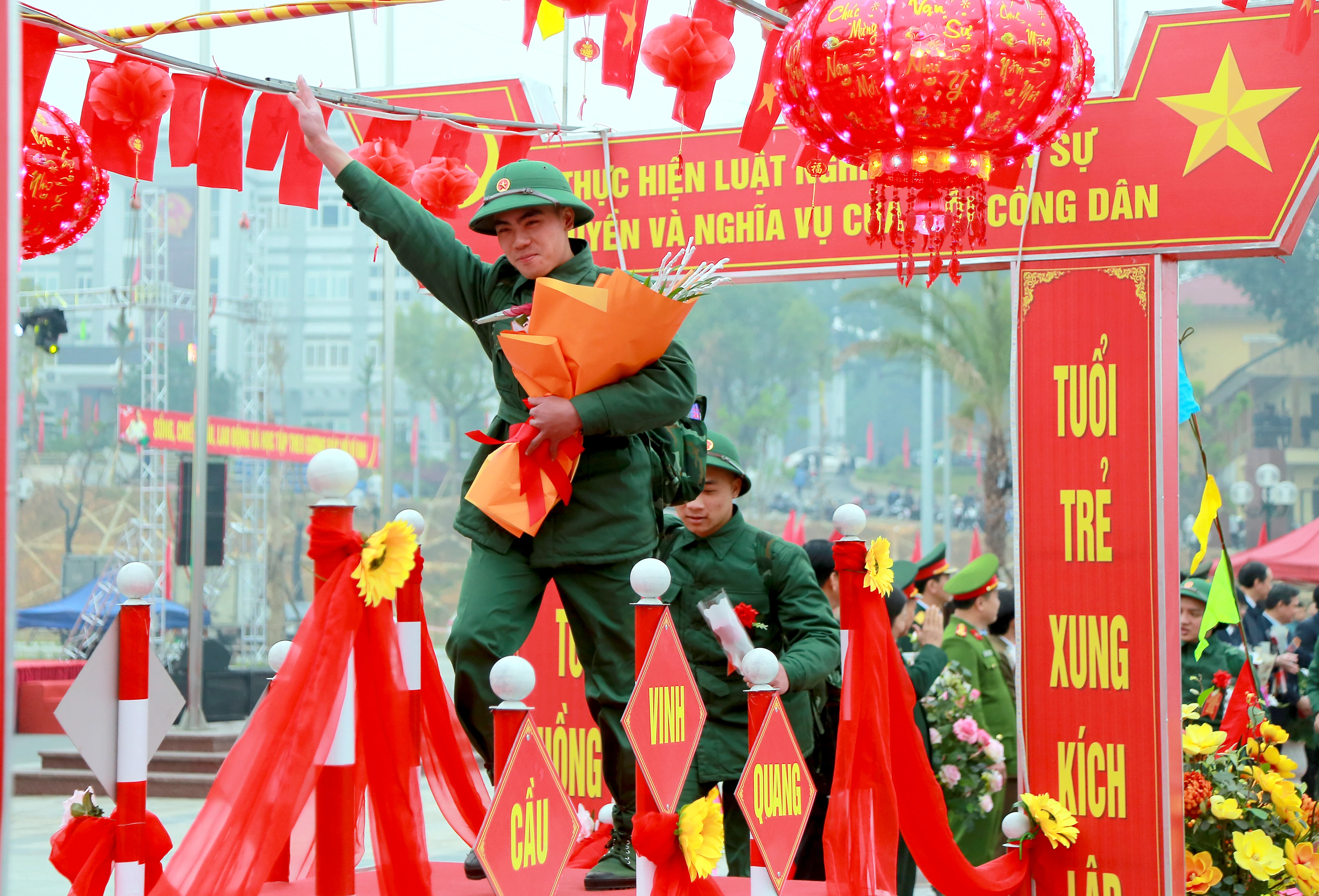 The Standing Deputy Secretary of the Provincial Party Committee, Phung Khanh Tai, attends the Military Recruitment Ceremony in Doan Hung District