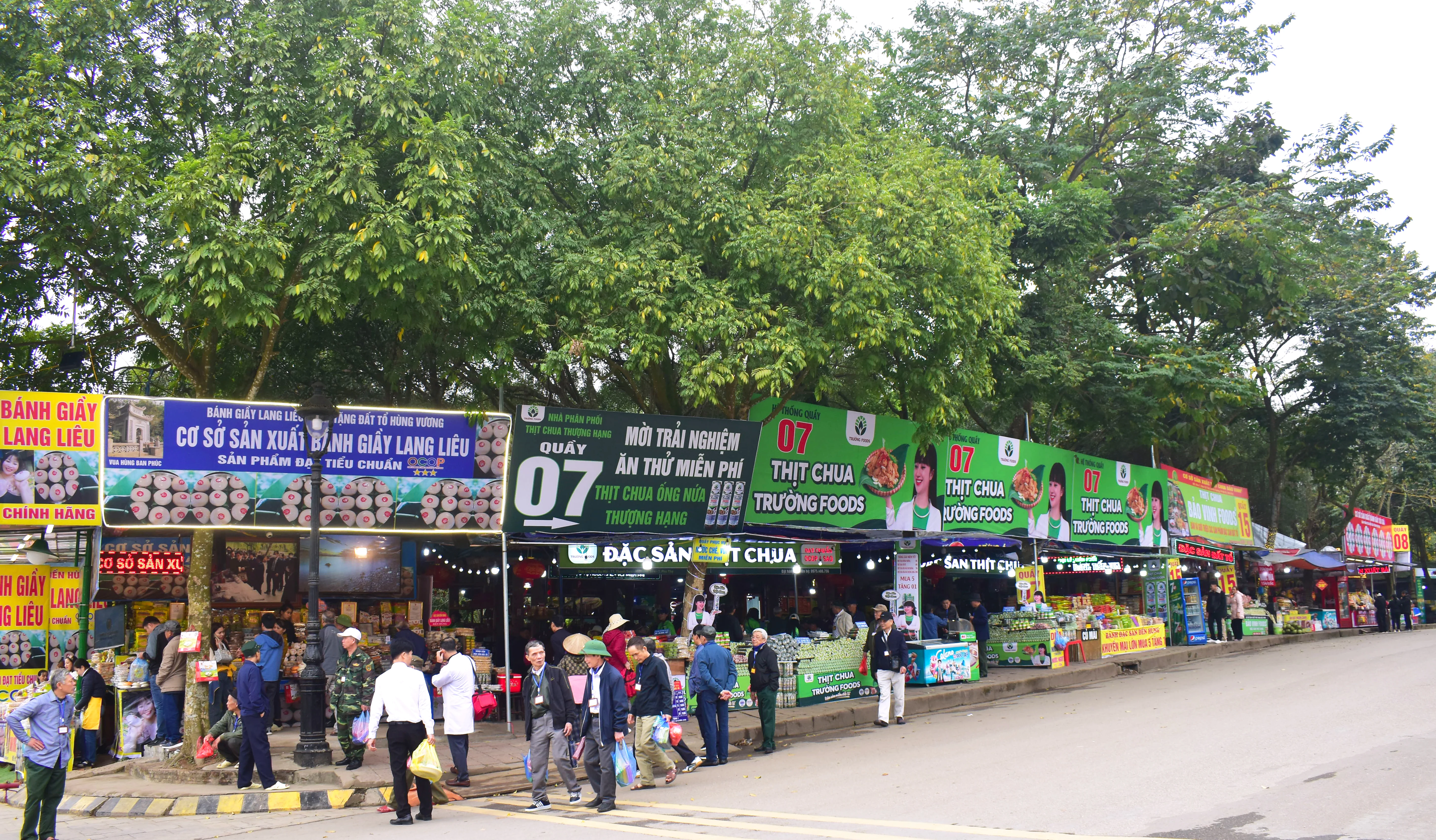 Specialties of the Ancestral Land draw crowds at Hung King Temple