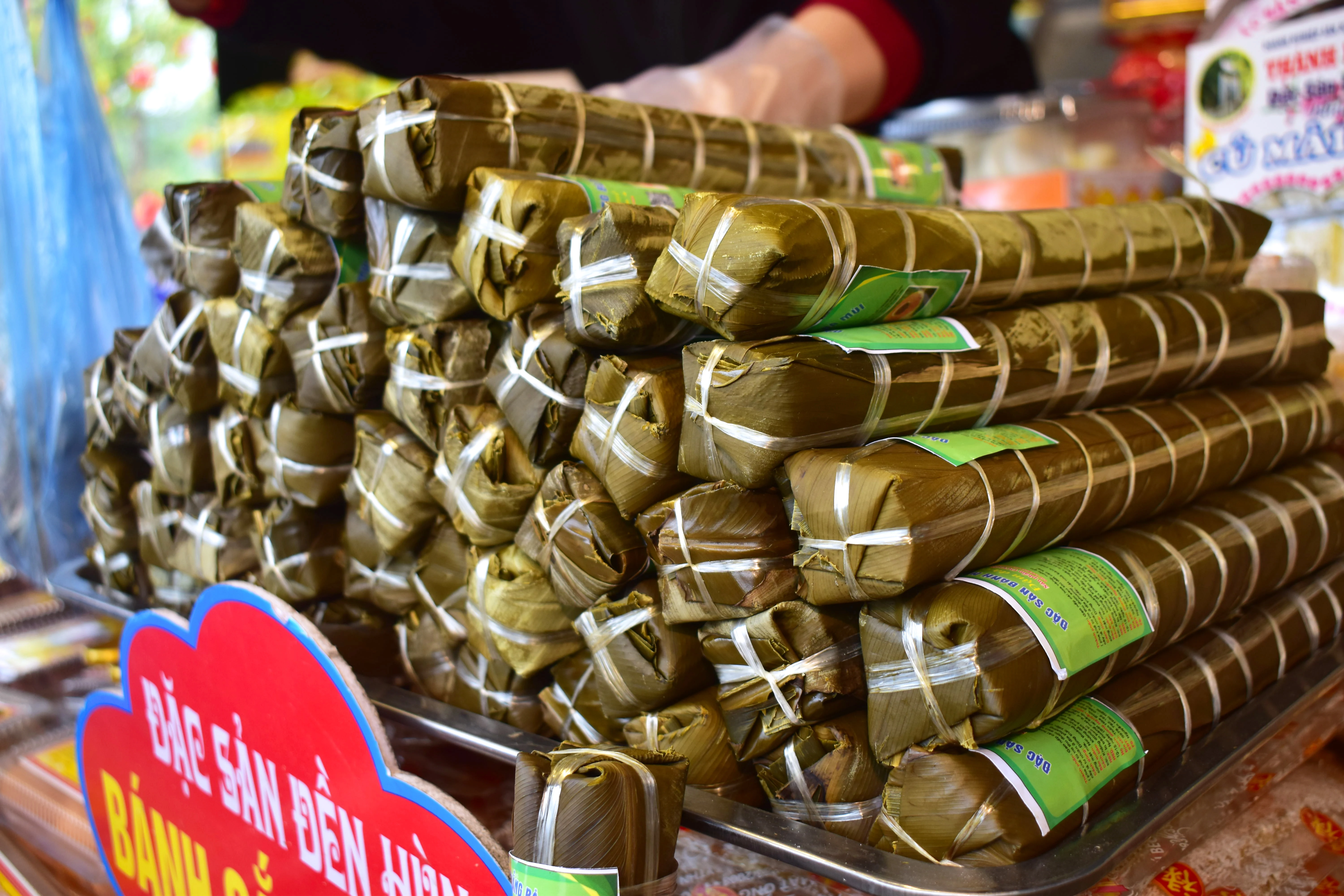 Specialties of the Ancestral Land draw crowds at Hung King Temple