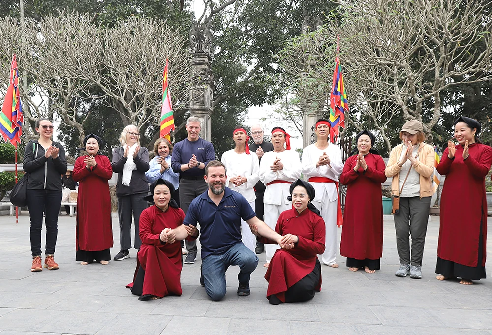 Linking to develop tourism