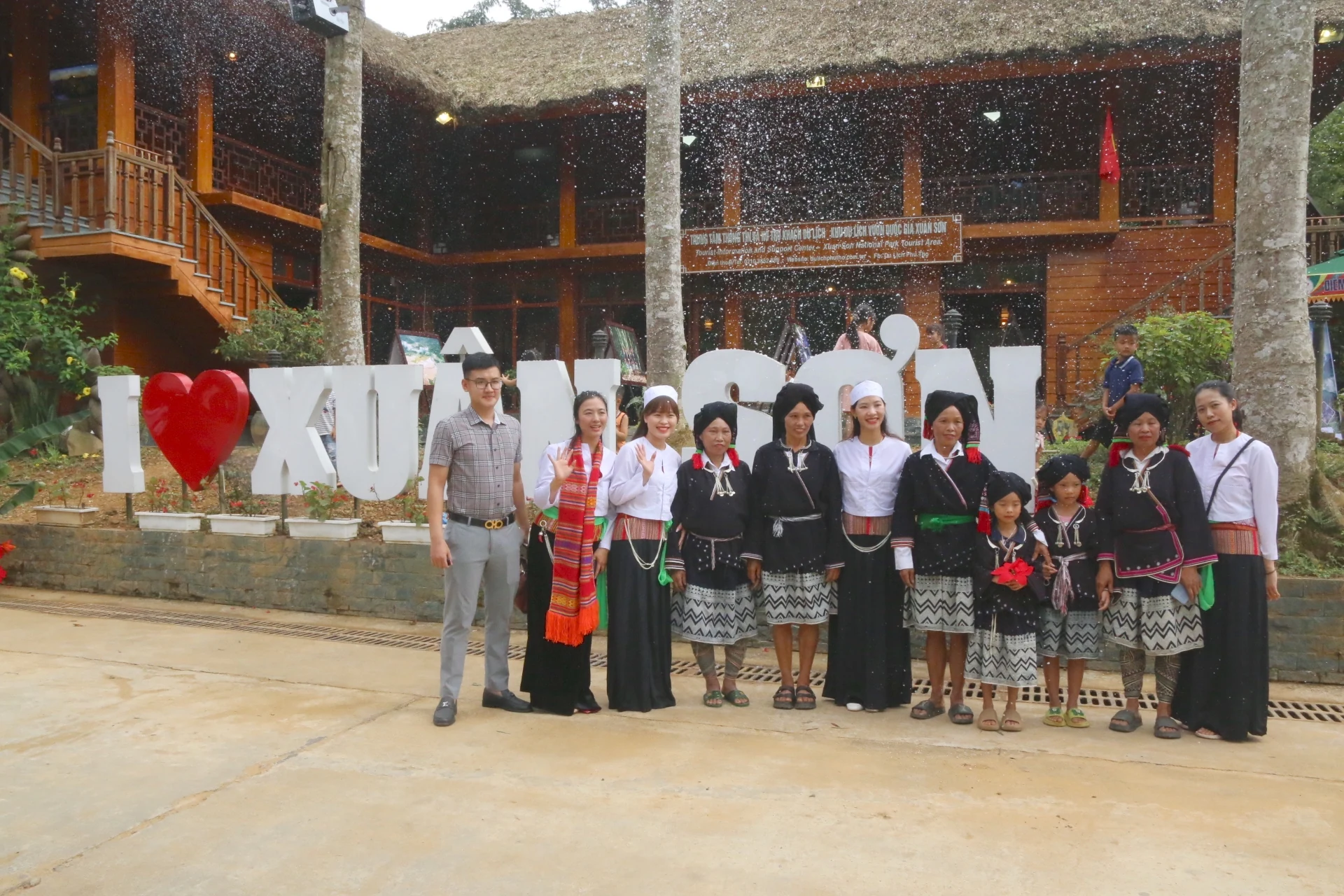 Phu Tho welcomes nearly 100,000 visitors during April 30 – May 1 holidays