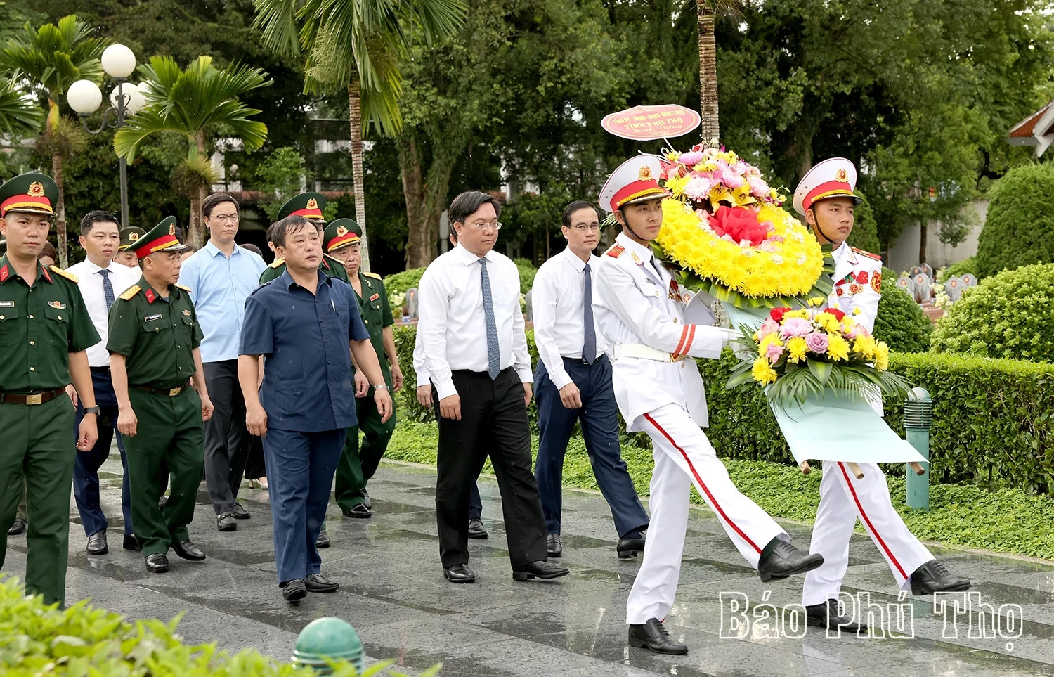 Chairman of Phu Tho Provincial People’s Committee Offers Incense in Tribute to Heroes and Martyrs in Dien Bien