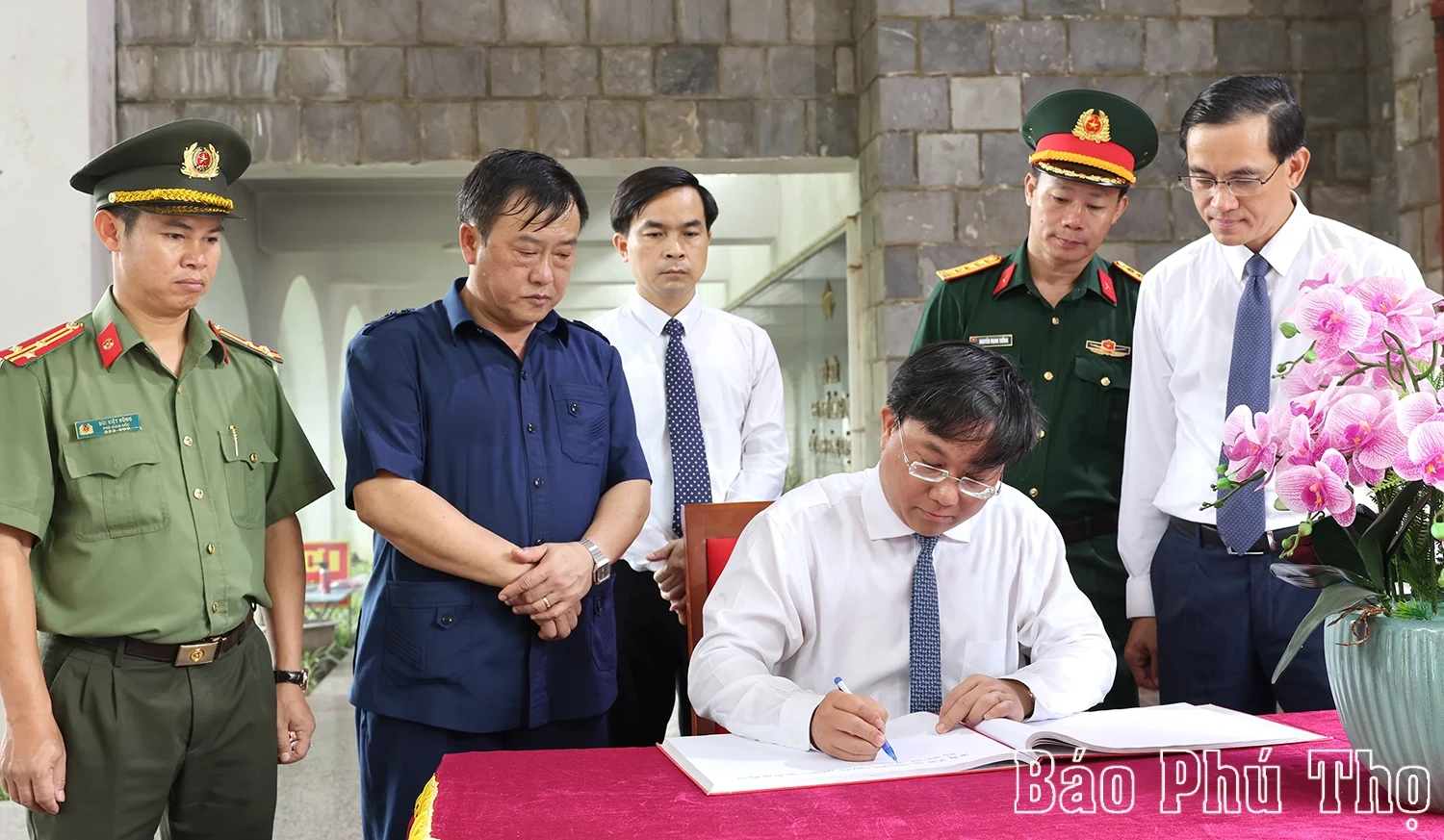 Chairman of Phu Tho Provincial People’s Committee Offers Incense in Tribute to Heroes and Martyrs in Dien Bien