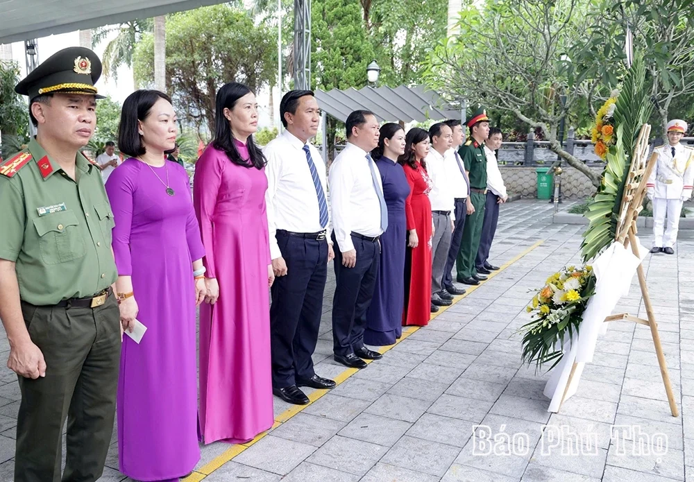 Phu Tho delegation offers incense in tribute to heroic martyrs at Vi Xuyen National Martyrs Cemetery