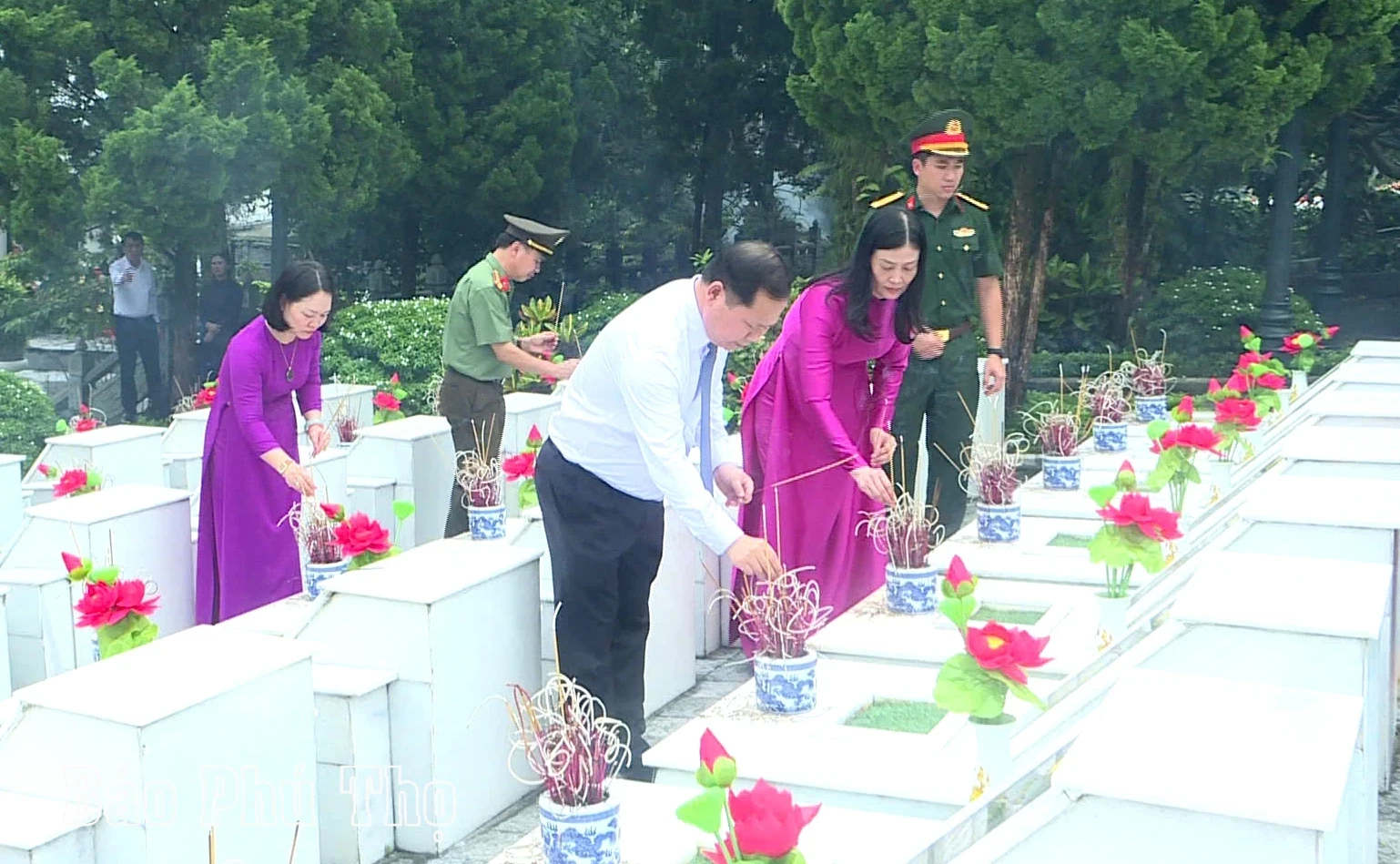 Phu Tho delegation offers incense in tribute to heroic martyrs at Vi Xuyen National Martyrs Cemetery