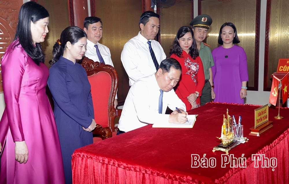 Phu Tho delegation offers incense in tribute to heroic martyrs at Vi Xuyen National Martyrs Cemetery
