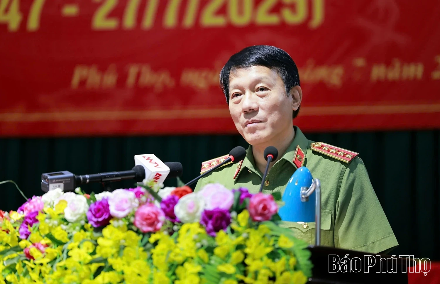 Minister of Public Security Luong Tam Quang visits and presents gifts at Provincial Nursing Center for Meritorious People