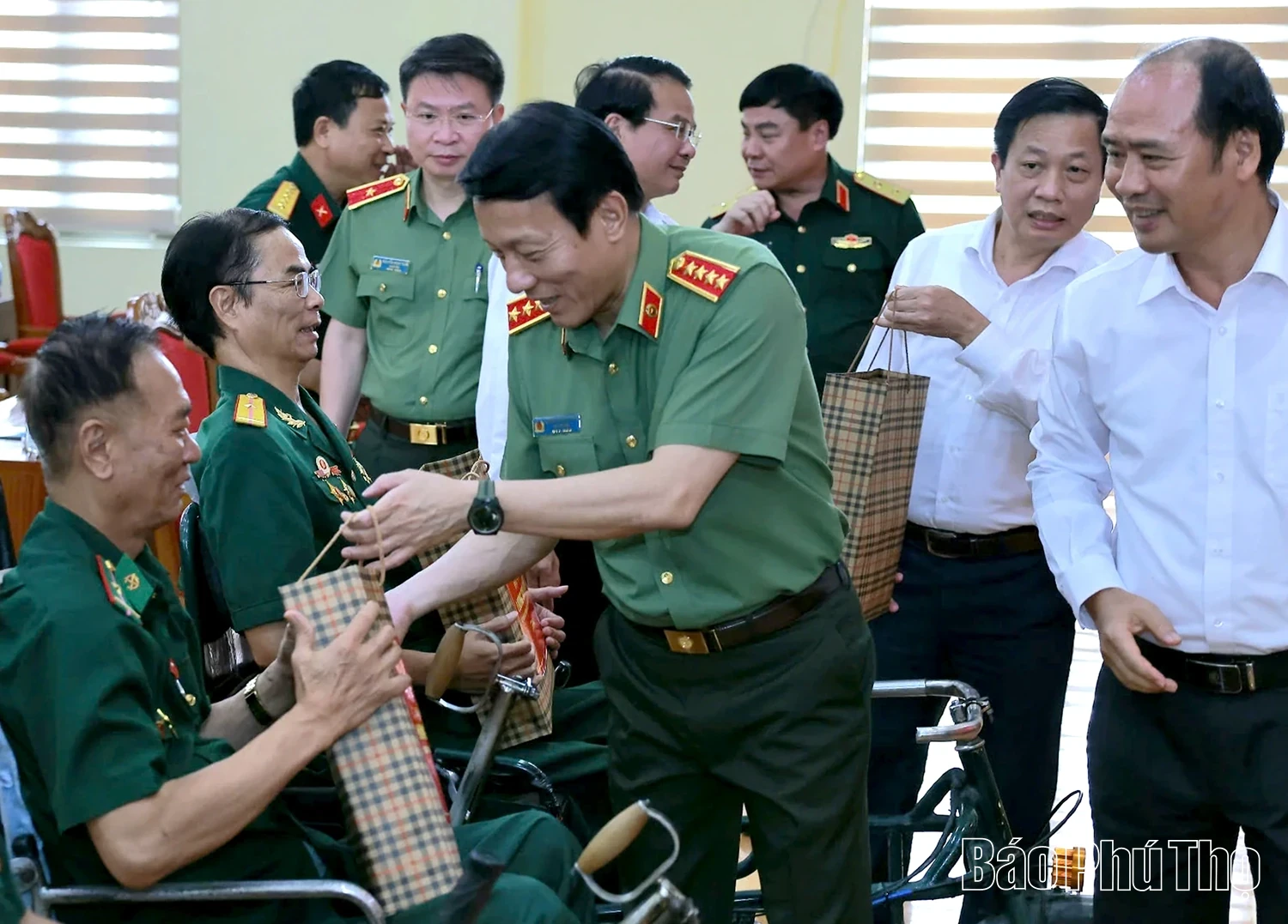 Minister of Public Security Luong Tam Quang visits and presents gifts at Provincial Nursing Center for Meritorious People
