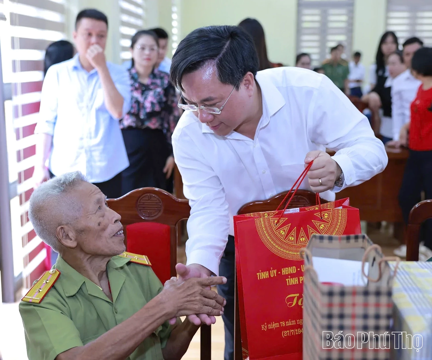 Minister of Public Security Luong Tam Quang visits and presents gifts at Provincial Nursing Center for Meritorious People