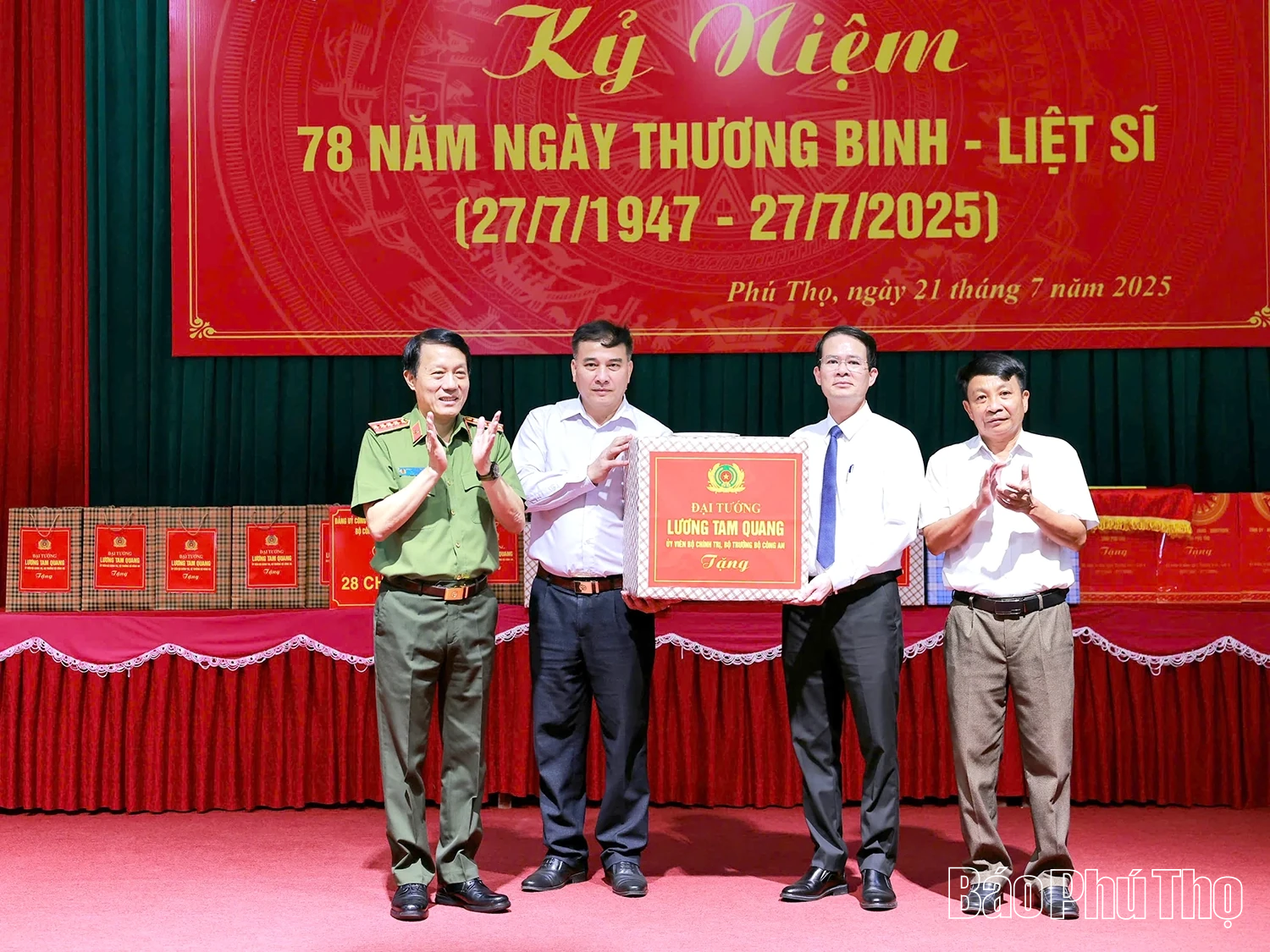 Minister of Public Security Luong Tam Quang visits and presents gifts at Provincial Nursing Center for Meritorious People
