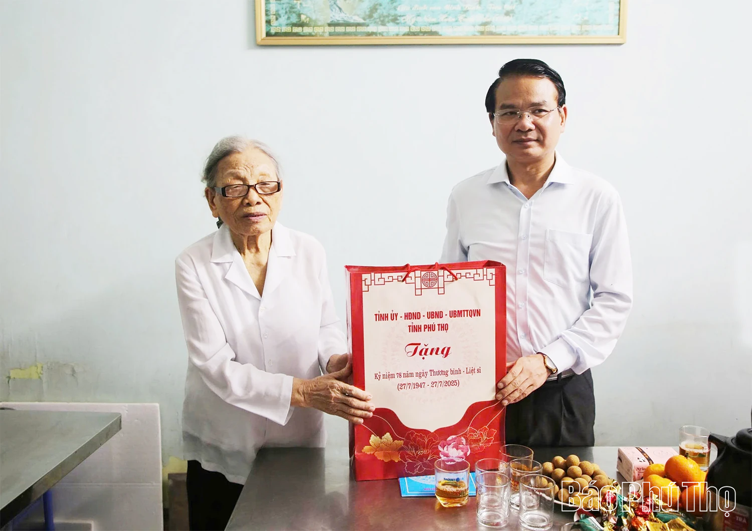 Provincial Party Secretary Dang Xuan Phong visits and presents gifts to meritorious individuals and families