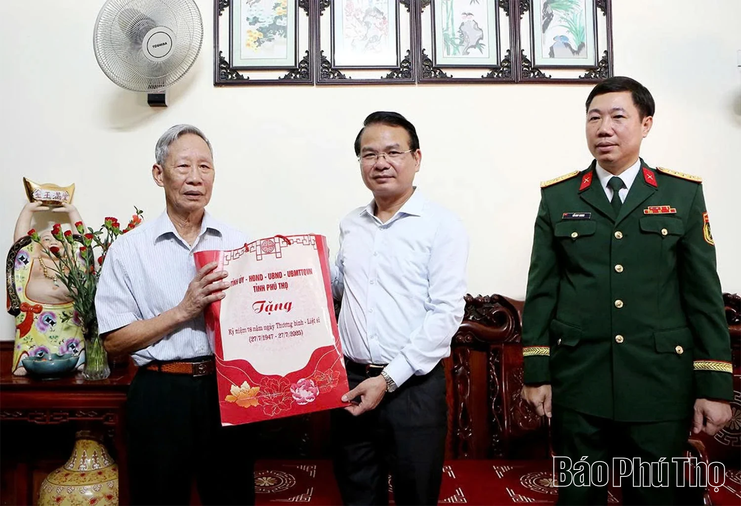 Provincial Party Secretary Dang Xuan Phong visits and presents gifts to meritorious individuals and families