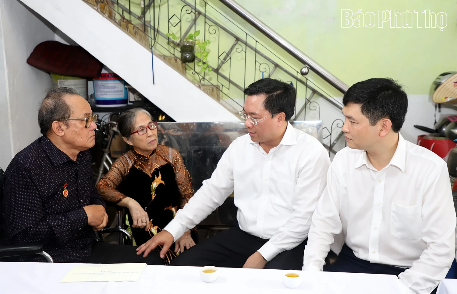 Chairman of the Provincial People’s Committee Tran Duy Dong visits and presents gifts to policy-beneficiary families in Vinh Yen Ward