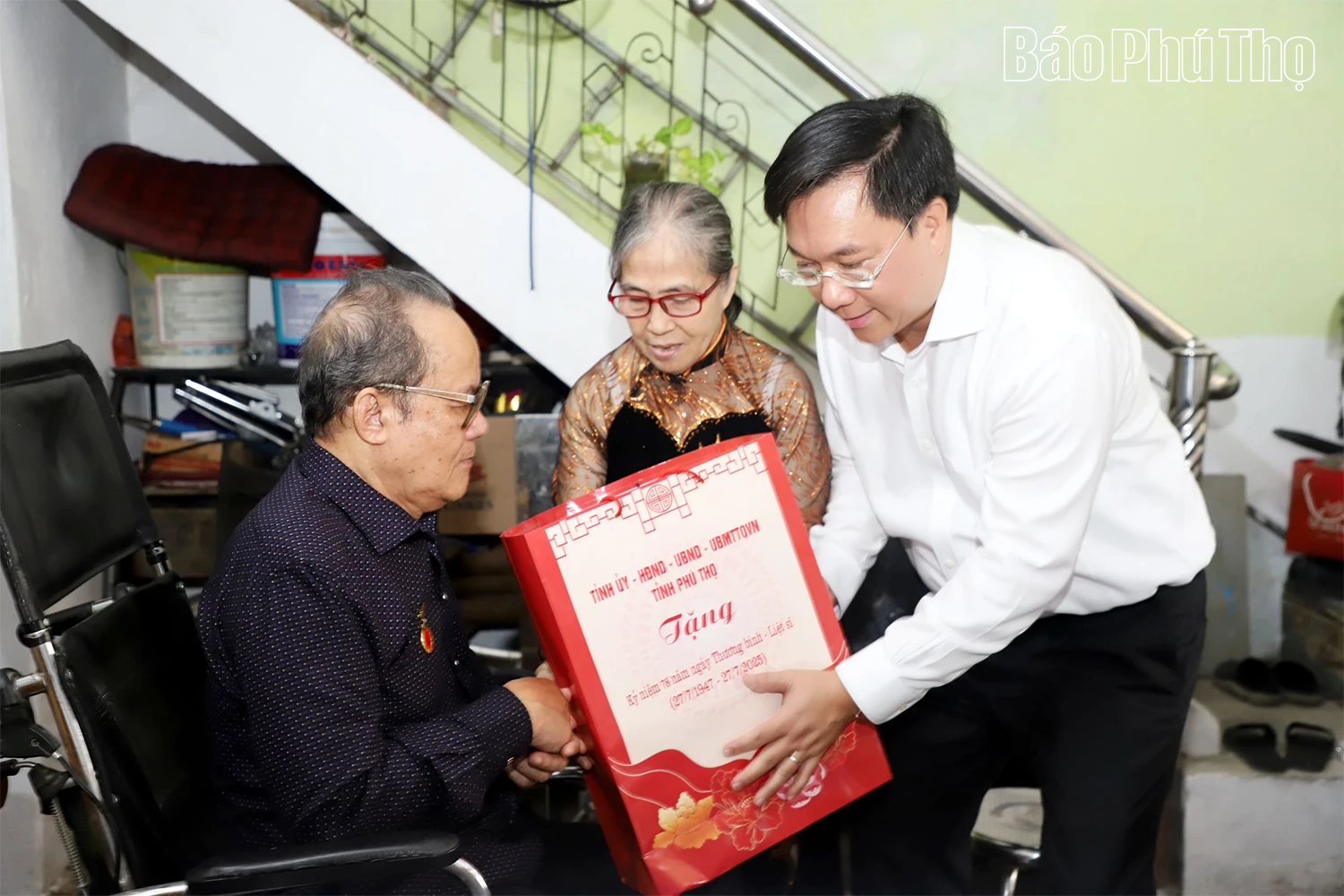 Chairman of the Provincial People’s Committee Tran Duy Dong visits and presents gifts to policy-beneficiary families in Vinh Yen Ward