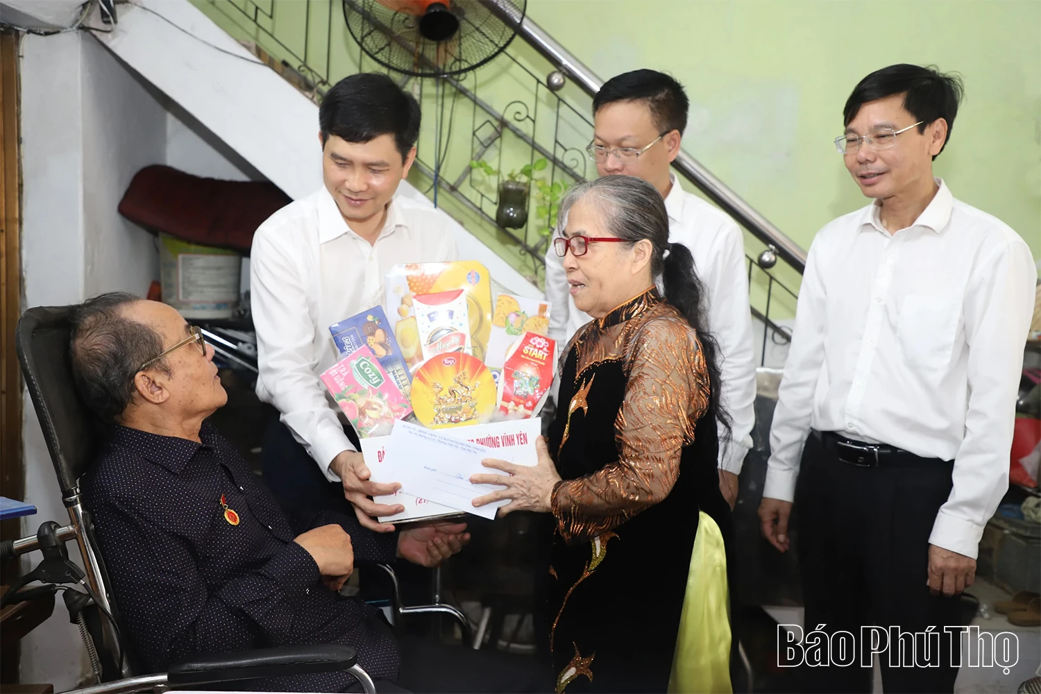 Chairman of the Provincial People’s Committee Tran Duy Dong visits and presents gifts to policy-beneficiary families in Vinh Yen Ward