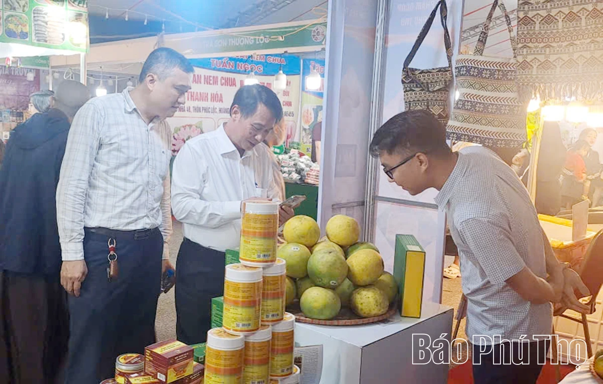 Exhibiting OCOP products of Phu Tho province at the Trade Promotion Fair - connecting supply and demand in the Northern Delta region in 2025