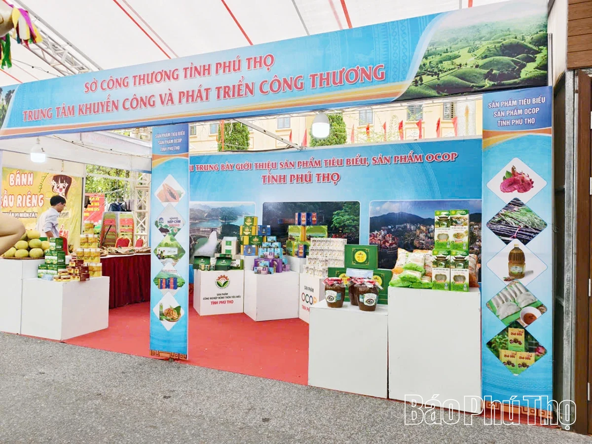 Exhibiting OCOP products of Phu Tho province at the Trade Promotion Fair - connecting supply and demand in the Northern Delta region in 2025