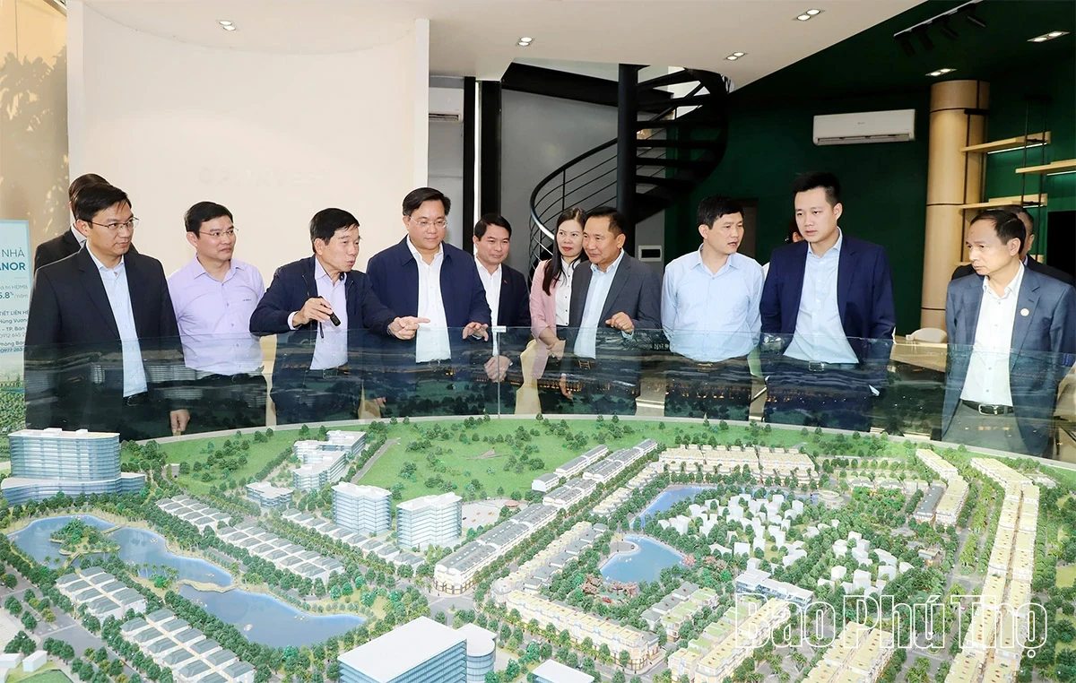 Chairman of the Provincial Peoples Committee Tran Duy Dong visits and works with Viet Tri ward