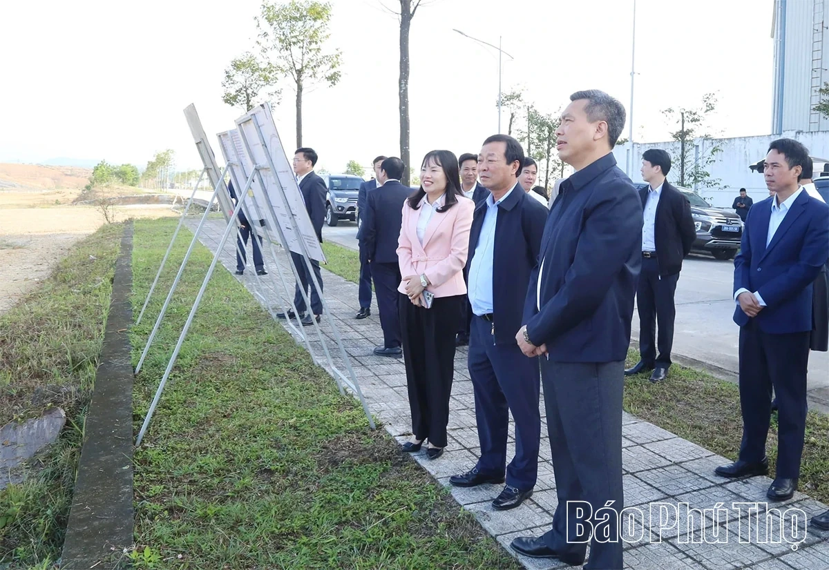 Permanent Deputy Secretary of the Provincial Party Committee Bui Van Quang works with the Standing Board of the Party Committees of Dong Thanh, Chi Tien, Lien Minh communes