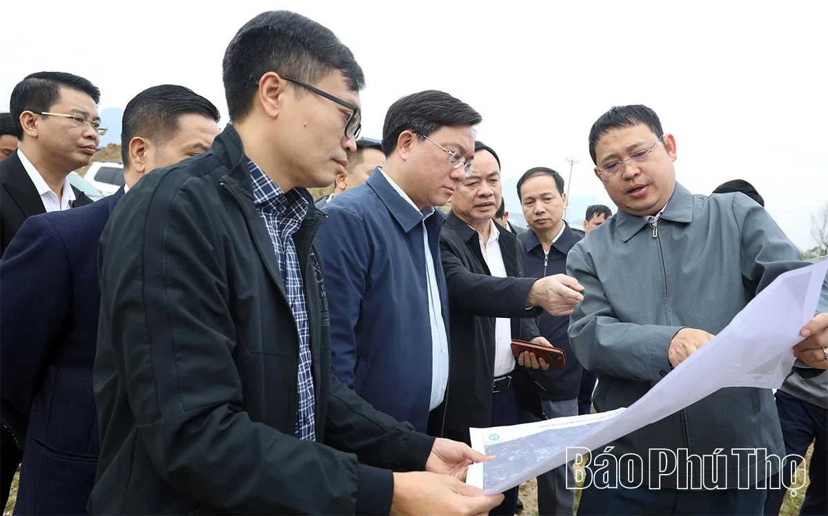 Chairman of the Provincial Peoples Committee Tran Duy Dong inspects progress of projects in Lac Thuy and An Nghia communes