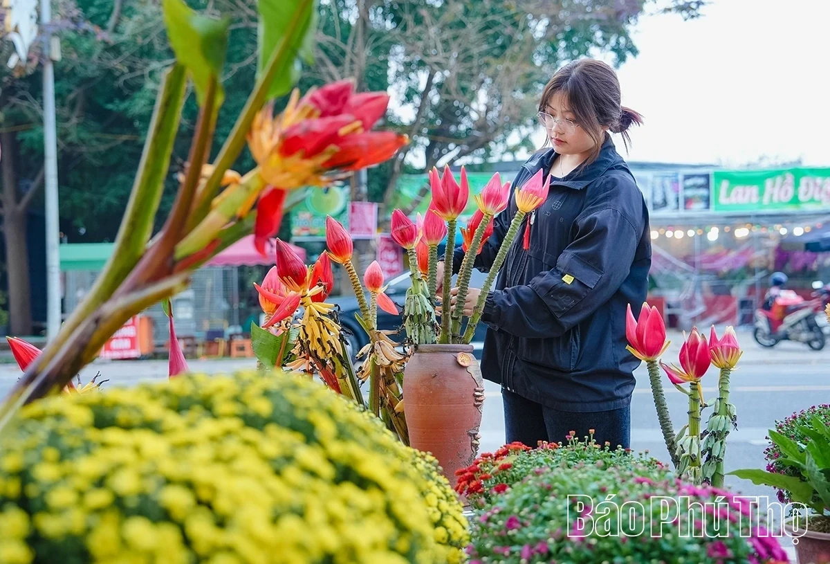 A Bustling Market for Tet Flowers